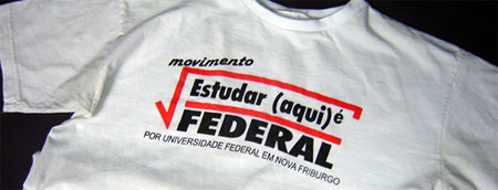 camisa com a marca do movimento estudar aqui é federal