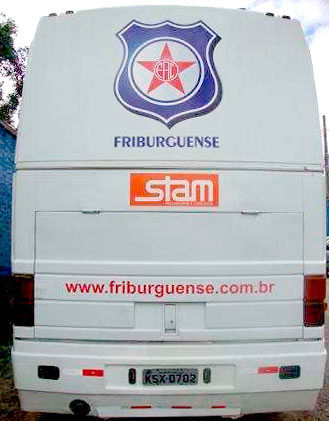 visão traseira do ônibus do Friburguense